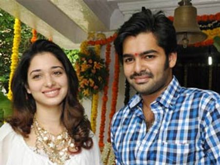 కందిరీగ మాస్ అయితే ‘ఎందుకంటే ప్రేమంటే’ క్లీన్ లవ్..!