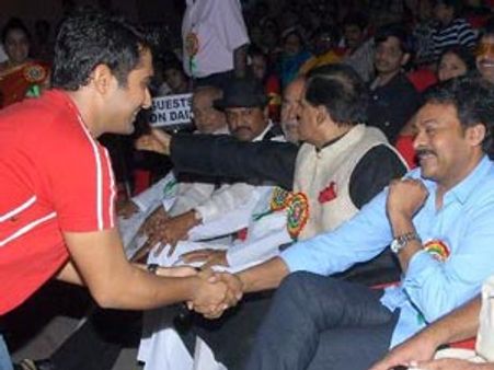 హాట్ టాపిక్: ఉదయ్ కిరణ్ కి చిరు షేక్ హ్యాండ్