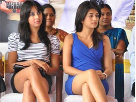 పబ్లిక్‌గా భరితెగిస్తున్న కుర్ర హీరోయిన్లు