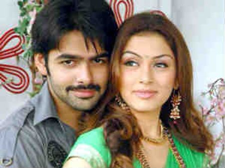 ‘దడ’ను డామినేట్ చేస్తూ కలెక్షన్స్ కురిపిస్తున్న కందిరీగ...’