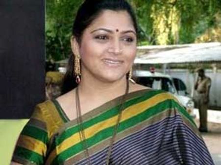 అన్నా హజారే పోరుపై బాంబు పేల్చిన ఖుష్భూ