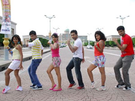 మతిపోగొట్టే..ముగ్గురు(రివ్యూ)