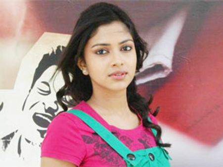 అనుష్క నాకు రోల్ మోడల్: అమల