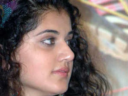 తాప్సీని భయపెట్టిన అభిమాని