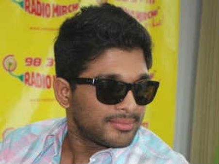 'కందిరీగ' దర్శకుడి పై మనస్సు పడ్డ అల్లు అర్జున్...!