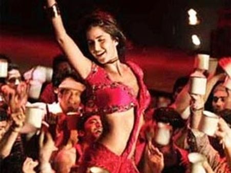 హాట్ అండ్ సెక్సీ లేడీతో హీరో డింకచిక..డింకచిక...!