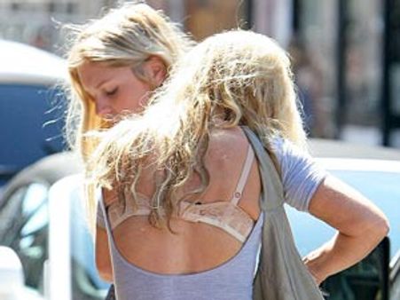 ఆమె వయసెంత..? వేసినా డ్రస్సు ఏంటీ.. చూస్తే నవ్వరూ..?