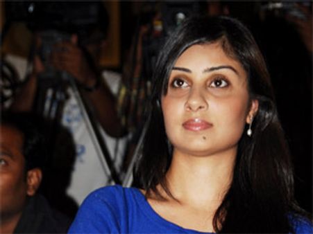 గుణశేఖర్ ని తెగ తిడుతోంది