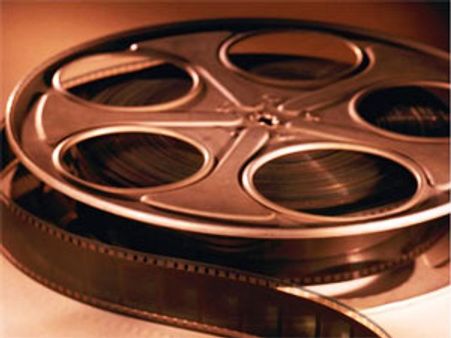 నాభి అందాలపై ఆ దర్సకుడి చూపులు?