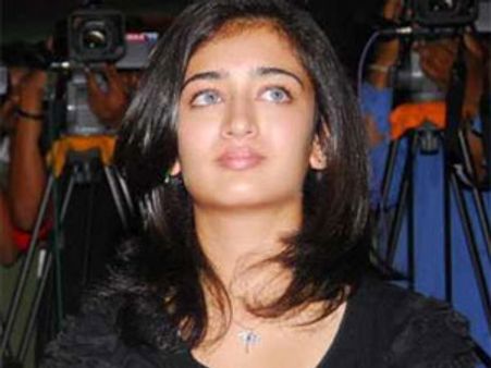 శృతి హాసన్ చెల్లెలు కూడా మొదలెట్టింది