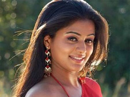 ప్రియమణి ఆయన దగ్గర ఏడ్చేసింది