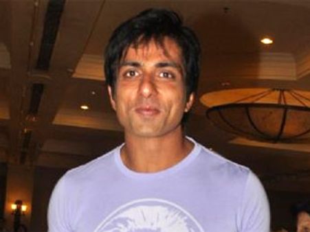 ఇంతకీ కందిరీగ సక్సెస్ క్రెడిట్ ఎవరిది హీరో?విలన్?దర్శకుడు?