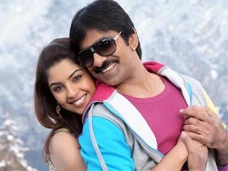 తెరపై ఒకరు..తెర వెనుక ఒకరితో రొమాన్స్ చేస్తున్న రవితేజ..!