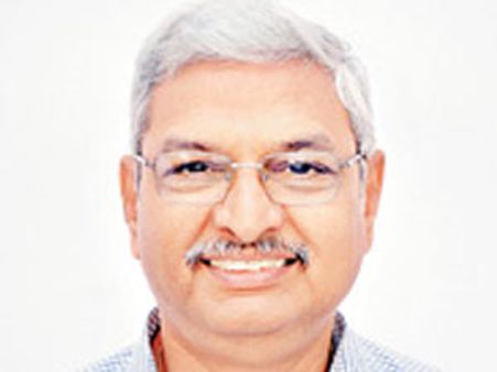 హీరో, డైరెక్టర్ కలిసి నిర్మాతను దెబ్బ కొడుతున్నారు