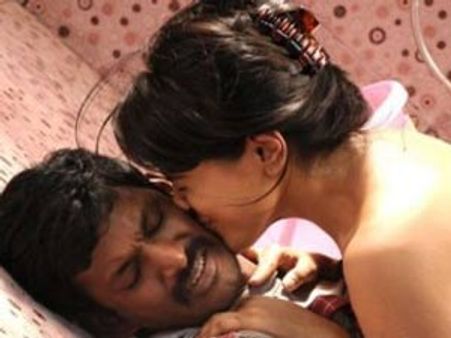 హీరోని ముప్పై ముద్దులతో ‘వేడి’ పుట్టించిన హీరోయిన్...!?