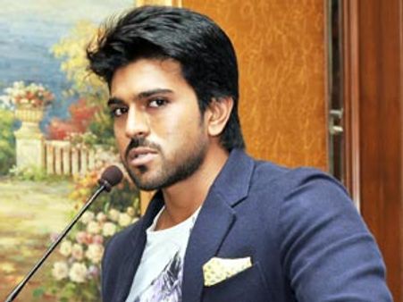 రామ్ చరణ్ ని పట్టుకుని నా భర్తవంటూ ఏడుపు