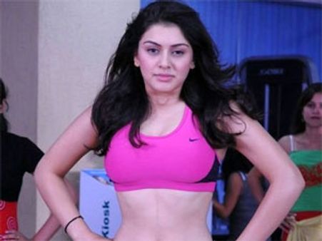 పబ్లిక్‌గా హన్సిక ఎక్స్ ఫోజింగ్-ట్రాఫిక్ జాం