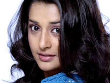 డబ్బు తీసుకుని నిర్మాతకు హ్యాండిఃచ్చిన హీరోయిన్