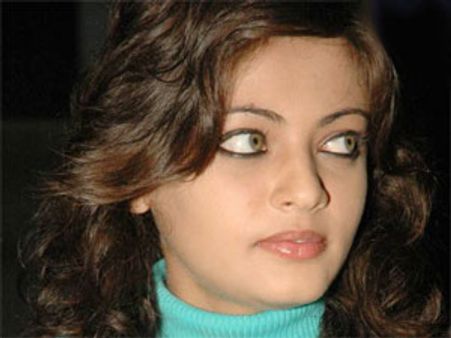 తమన్న-సమంతలతో స్నేహా ఉల్లాల్ ఫైట్