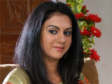 అనుమానాలకు తావిస్తున్న హీరోయిన్ ప్రవర్తన