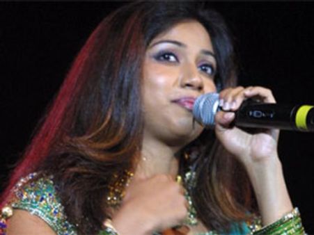 హాట్ సింగర్ వెంట పడుతున్న టాప్ హీరోలు