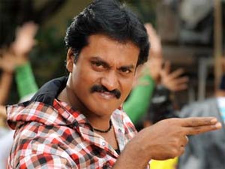 ఆడవారి బ్లౌజులు చూసి ఎక్సైట్ అయ్యే లేడీస్ టైలర్...?!