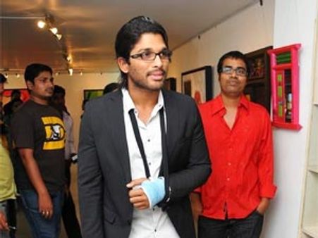 చేతికట్టుతో బన్నీ..మీడియాకి దొరక్కుండా జంప్