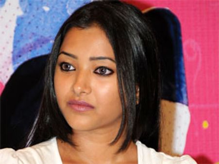 దిల్ రాజు వెంటపడి వేధిస్తున్న హీరోయిన్