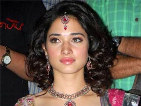 ‘ఊసరవెల్లి’కి తమన్నా లాజిక్ తో సూపర్ హిట్ అవుతుందా..?!