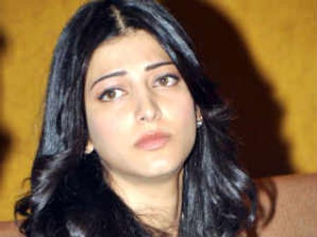 శృతిహాసన్ కు చెప్పు దెబ్బ కొట్టిన రిచా!?