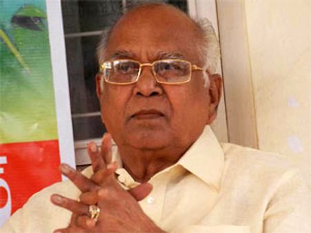 జూ ఎన్టీఆర్ ఎయిర్ పోర్ట్ లో కనపించి.. అక్కినేని