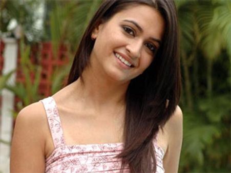 హీరో టార్చర్ ను తట్టుకోలేకపోతున్న హీరోయిన్...?