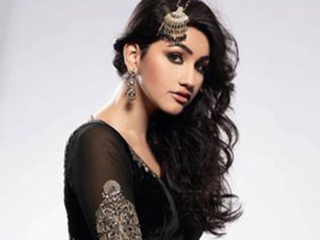 పవన్ కళ్యాణ్ గ్రేట్: కింగ్ ఫిషర్ హాట్ లేడీ....