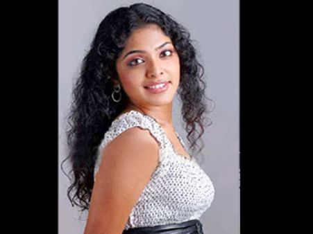 మరో హీరోయిన్ పై బ్యాన్