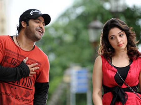 ఊసరవెల్లి పబ్లిక్ టాక్...మరి కొద్దిసేపట్లో రివ్యూ...!?