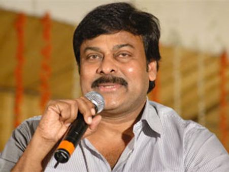ఆ దర్శకుడుని ఒప్పించాలని చిరంజీవి ప్రయత్నం