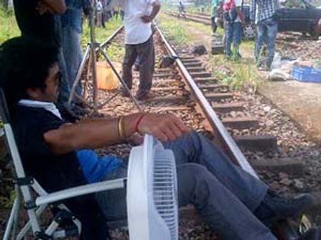 రిలాక్స్ అయిన రామ్ చరణ్...రచ్చ షూటింగ్ యథాతధం..!