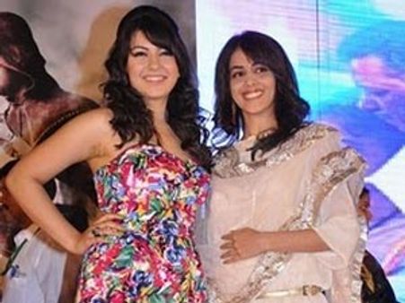 ఇద్దరు బ్యూటీ హీరోయిన్స్ కోల్డ్ వార్ కి కారణం ఈగో’...!?