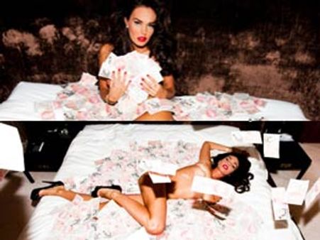 బెడ్‌పైన చుట్టూ డబ్బులు, మద్యలో నగ్నంగా.. కేక