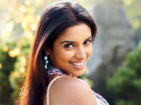 అభిషేక్‌ను టార్గెట్ చేసిన ఆసిన్