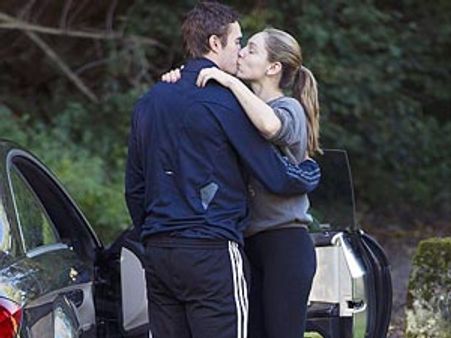 గిప్ట్ ఇచ్చాడు.. మత్తెక్కించే ముద్దు పొందాడు..!!