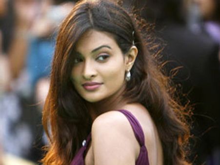 డైరక్టర్ సెక్స్ కోరాడంటూ అల్లరి నరేష్ హీరోయిన్