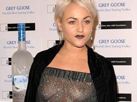 బ్రా లేకుండా ఛారిటీ కార్యక్రమాలేంటీ.. ఛండాలంగా..?