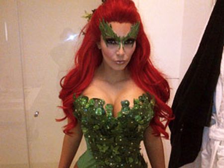 ఆకుపచ్చ డ్రస్సులో అందాలను ఎరగా అభిమానులకు..