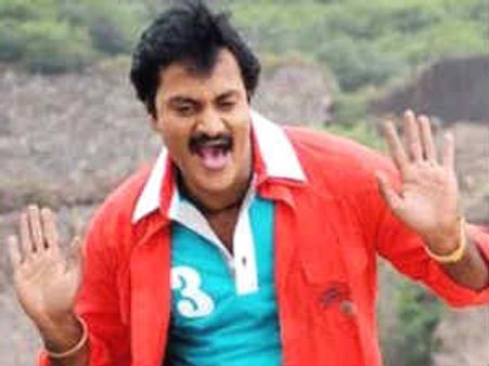 రవితేజ ఆఫ్ స్క్రీన్ పాలిటిక్స్ కి ఝలక్ ఇచ్చిన యంగ్ హీరో..?!