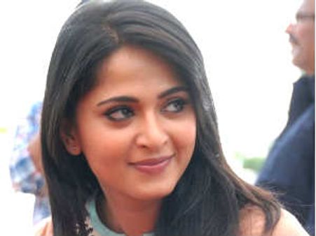 అనుష్క రోజూ అతనితో కలిసే జిమ్ కి...