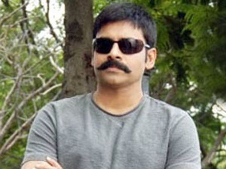 పవర్ స్టార్ పవన్ కళ్యాణ్ గబ్బర్ సింగ్ కి స్మాల్ బ్రేక్...!