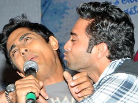 లవర్ బాయ్ ని పబ్లిక్ లో ముద్దు పెట్టుకోబోయిన మరో హీరో..?