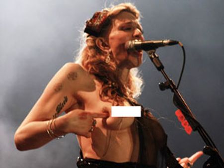 సంగీత తన్మయత్వంతో స్టేజిపై బట్టలు ఊడదీసిన సింగర్