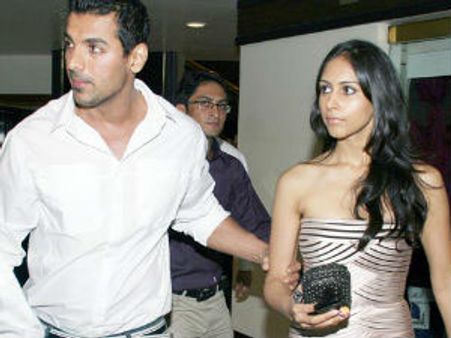 కొత్త ప్రియురాలితో జాన్ అబ్రహం హల్‌చల్